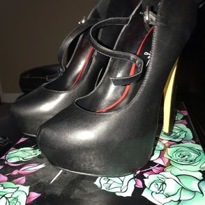 Taylor Says Lipstix Pumps